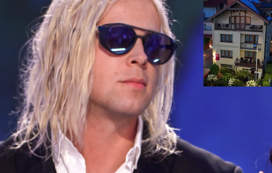 Willa Drako Skolima cieszy się wyjątkową popularnością wśród turystów Mężczyzna z długimi, blond włosami i okularami przeciwsłonecznymi w eleganckiej marynarce, w prawym górnym rogu fotografia wielokondygnacyjnego budynku mieszkalnego z balkonami i oświetlonym wejściem.