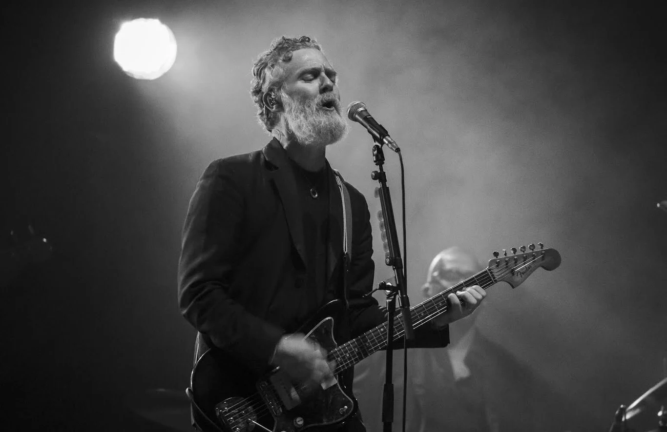 Nie żyje aktor i muzyk Glen Hansard Glen Hansard z brodą w ciemnym garniturze gra na gitarze elektrycznej i śpiewa do mikrofonu na scenie