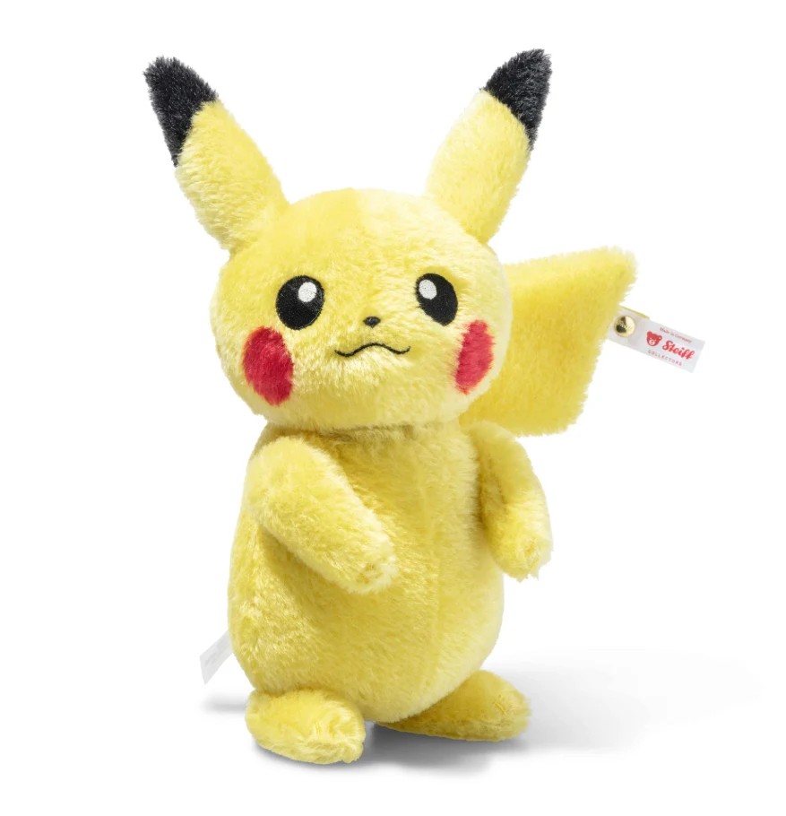 źródło: Steiff Pluszowa maskotka Pikachu z żółtym futerkiem, czarnymi końcówkami uszu i dużymi, czerwonymi policzkami, stojąca na białym tle.