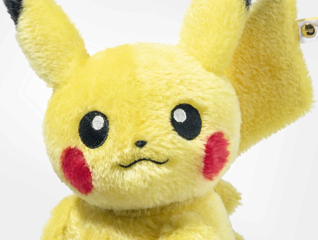 źródło: Steiff Pluszowy Pikachu produkcji Steiff