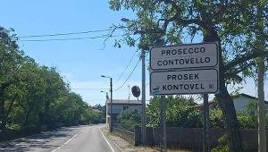 Dwujęzyczna tablica informująca o wjeździe do Prosecco