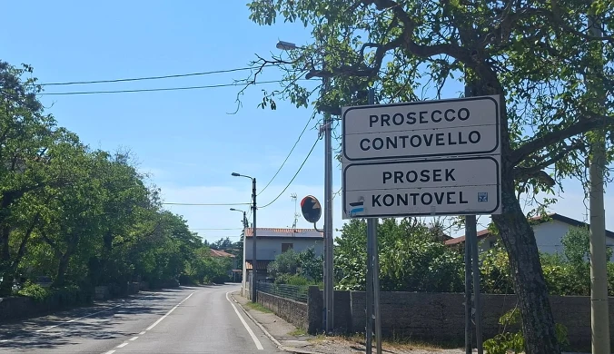 Dwujęzyczna tablica informująca o wjeździe do Prosecco