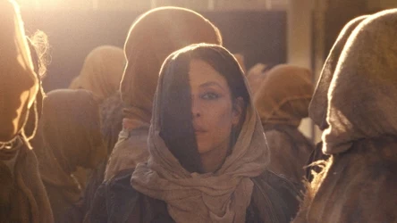 Noomi Rapace w scenie z filmu "Hot Spot"