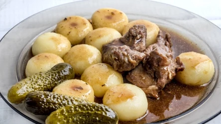 Kluski śląskie najlepiej smakują z kruchym mięsem i sosem. 