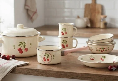 Emaliowany garnek, talerz i kubek na blacie w domowej kuchni — akcesoria z oferty Netto