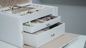 Włóż kawałek do szuflady z biżuterią. Dłużej będzie lśniła jak nowa