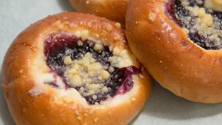 Drożdżówki z czereśniami są jeszcze lepsze od popularnych jagodzianek