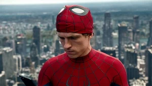 Tom Holland w scenie z filmu "Spider-Man: Całkiem nowy dzień"