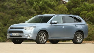 Używane Mitsubishi Outlander to rodzinny hit. Prosta konstrukcja, 4x4 i 7 miejsc