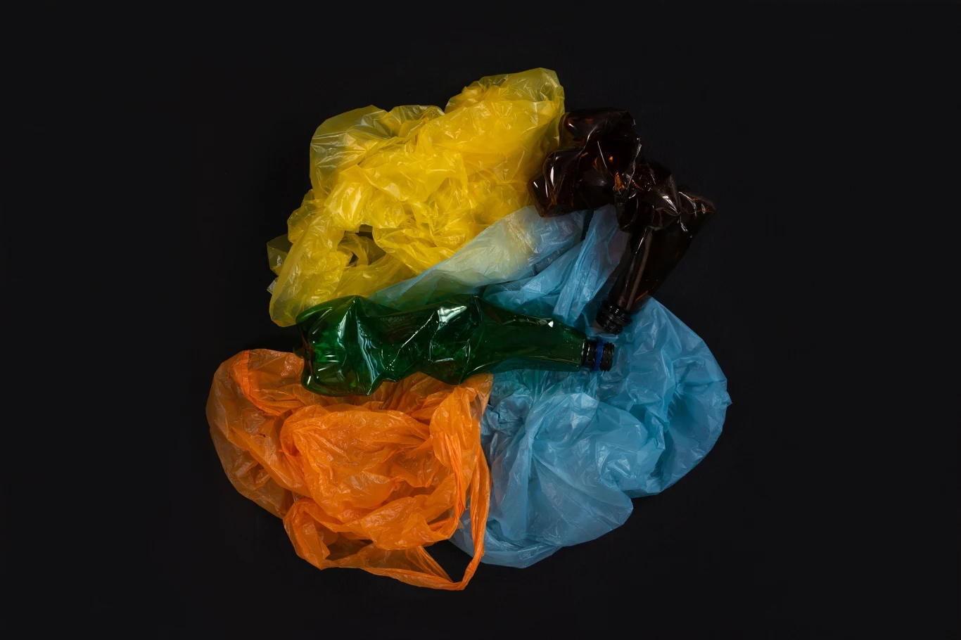 Poprzednie pokolenia tworzyły i konsumowały plastik bezrefleksyjnie, nikt nie przewidywał jego pełnego zakresu wpływu na środowisko.