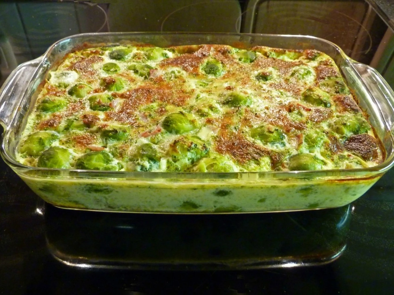 Zapiekanka z brukselką, boczkiem i parmezanem pomoże ci odczarować smak nielubianego warzywa. Zapiekanka z brukselką, boczkiem i parmezanem pomoże ci odczarować smak nielubianego warzywa.
