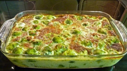 Zapiekanka z brukselką, boczkiem i parmezanem pomoże ci odczarować smak nielubianego warzywa.