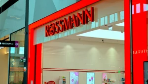 Znane perfumy mocno przecenione w Rossmannie. Niektóre kosztują o 110 zł mniej