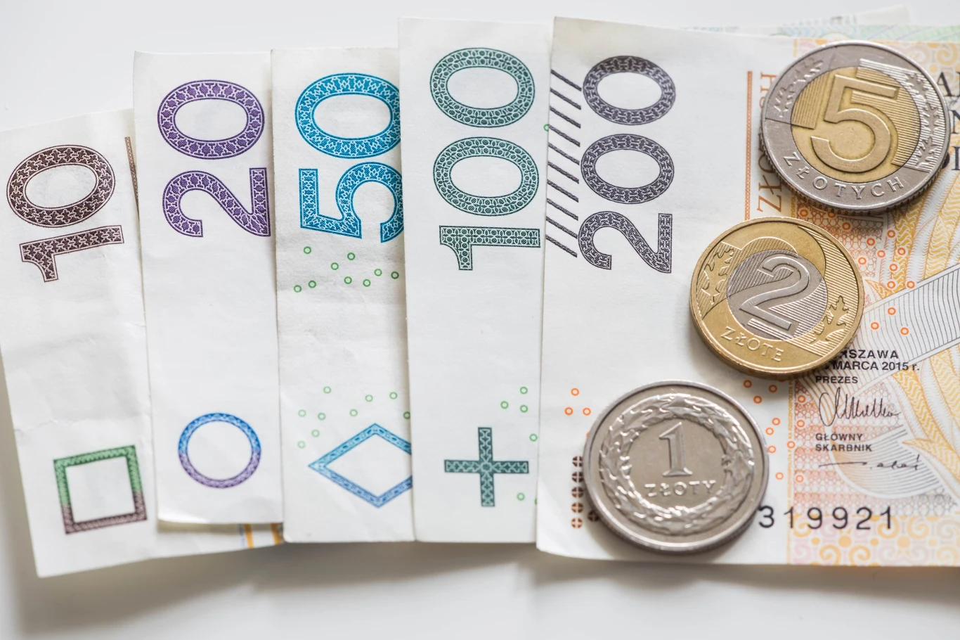 Masz taki banknot w portfelu? W sklepie mogą odmówić jego przyjęcia Polske banknoty i monety. Co zrobić z uszkodzonymi banknotami lub monetami? Czy można nimi płacić?