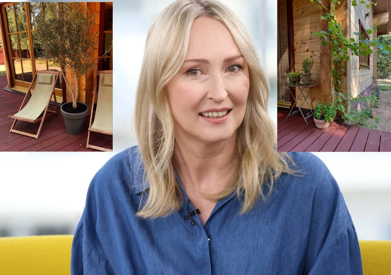 Anita Lipnicka i jej drewniany dom na wsi Kobieta z blond włosami uśmiecha się, siedząc na żółtej sofie, ubrane w niebieską koszulę; w górnych narożnikach znajdują się dwa zdjęcia z drewnianym tarasem, leżakiem i rośliną w doniczce oraz stolikiem z krzesłami obok drewnianej ściany domu.