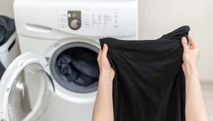 Ciemnie rzeczy śmierdzą po praniu? Wlej do pralki zamiast płynu do płukania