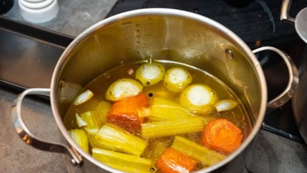 Kurdybanek warto dodać rosołu, nada mu nie tylko aromatu. 