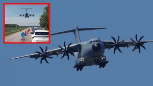 Do sieci trafiło nagranie lądowania potężnego samolotu wojskowego A400M Atlas na drodze w Szwecji. Przeleciał tuż nad głowami kierowców. 