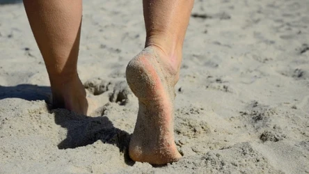 Jak wyczyścić stopy z piasku po plaży? Dzięki temu nie zabierzesz go ze sobą do domu. 