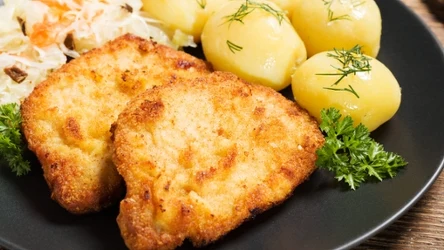 Nie bułka tarta ani płatki owsiane. Najlepszą panierkę do kotletów schabowych zrobisz z kaszy manny.