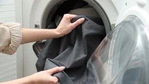 Czarne ubrania śmierdzą po praniu? Zmień 1 rzecz, a problem zniknie 