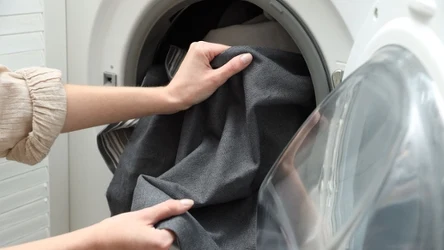 Czarne ubrania śmierdzą po praniu? Przyczyn może być kilka. 