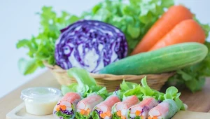 Spring rolls – lekkie wietnamskie roladki pełne świeżych warzyw i dodatków.