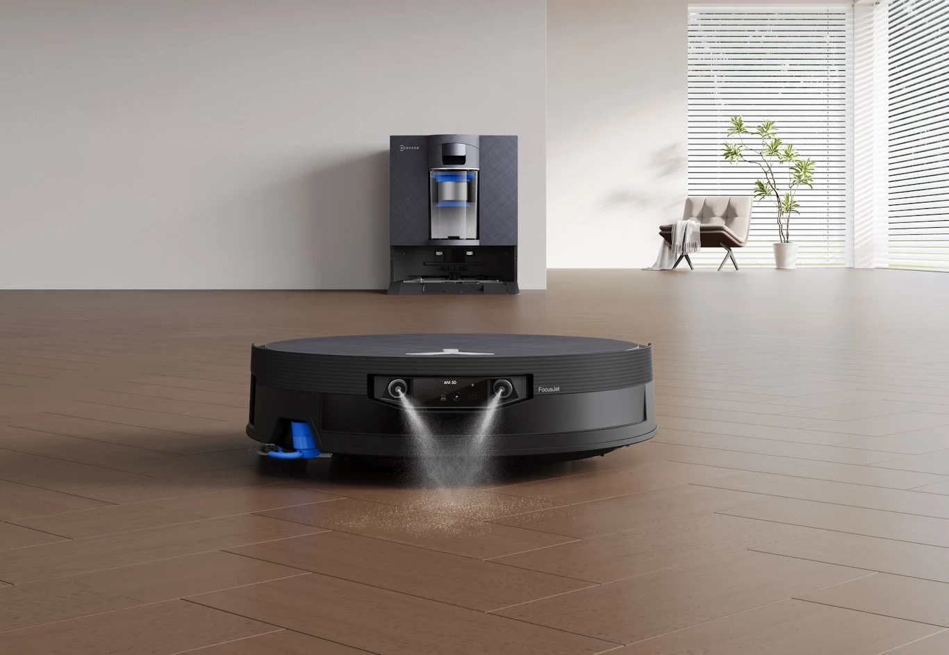 DEEBOT X12 OmniCyclone to sprzęt, który sprząta i przejmuje niemal cały proces dbania o czystość Robot sprzątający z funkcją mopowania porusza się po drewnianej podłodze, w tle widoczna jest stacja dokująca oraz roślina na białym stojaku obok dużych okien z żaluzjami.