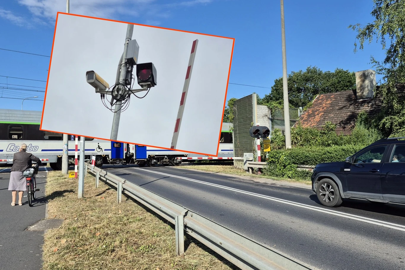Przejazd kolejowy ze szlabanami, przejeżdżający pociąg oraz samochód oczekujący przed zamkniętym przejazdem; w powiększeniu zamontowane kamery monitoringu i sygnalizatory świetlne.