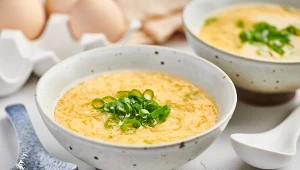 Zupa jajeczna to pożywne danie do zrobienia w 15 minut