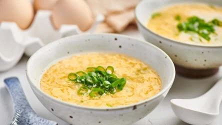 Zupa jajeczna to pożywne danie do zrobienia w 15 minut