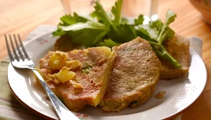 Włoski omlet sprawdzi się nie tylko na śniadanie. Włosi serwują go też w porze lunchu i na kolację