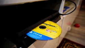 Gry na PS5 w pudełkach są tańsze. Gracze oszczędzają setki złotych