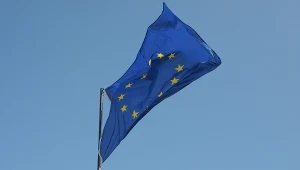 Wchodzą w życie pierwsze przepisy unijnego aktu o sztucznej inteligencji AI Act. Nakładają wysokie kary i wymagają przejrzystości