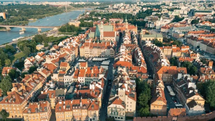Niedaleko Warszawy znajduje się piaszczysta, spokojna plaża, gdzie amatorzy zieleni mogą swobodnie wypocząć. To świetny pomysł na choćby jednodniowy wyjazd. Dokąd się udać?