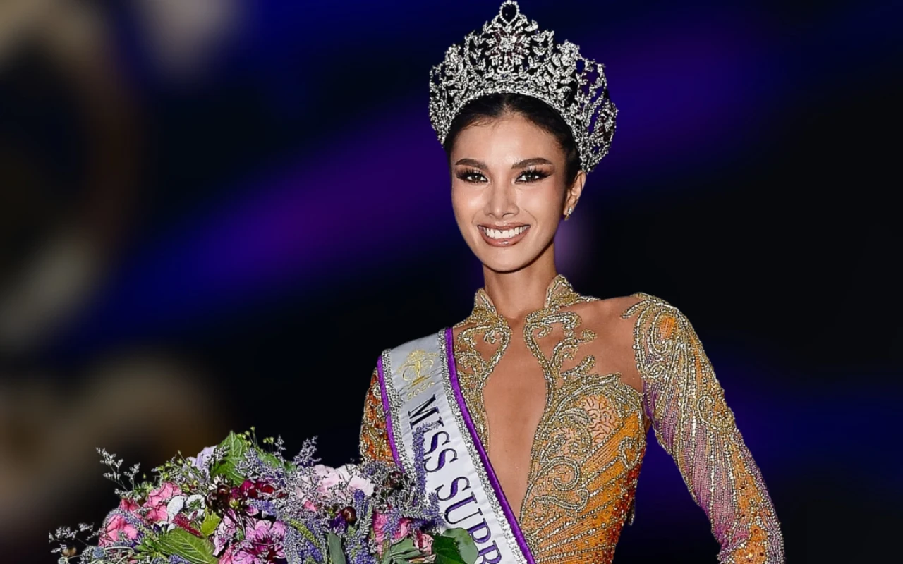 Katrina Llegado z Filipin zdobyła koronę Miss Supranational 2026 Katrina Llegado z Filipin w koronie i szarfie Miss Supranational, w eleganckiej sukni z bukietem kwiatów.