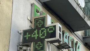 Termometr na ulicy w Neapolu. Upały we Włoszech są nieznośne