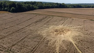 Miejsce upadku rakiety w miejscowości Tarnawa-Kolonia w woj. lubelskim
