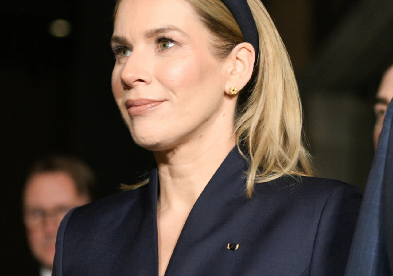 Marta Nawrocka Marta Nawrocka na obchodach 1 sierpnia. Poważna mina i stonowana stylizacja