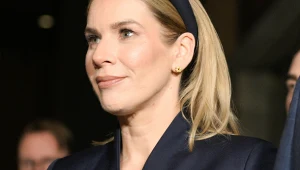Marta Nawrocka na obchodach 1 sierpnia. Poważna mina i stonowana stylizacja