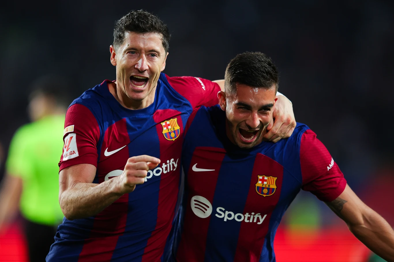 Robert Lewandowski i Ferran Torres article cover