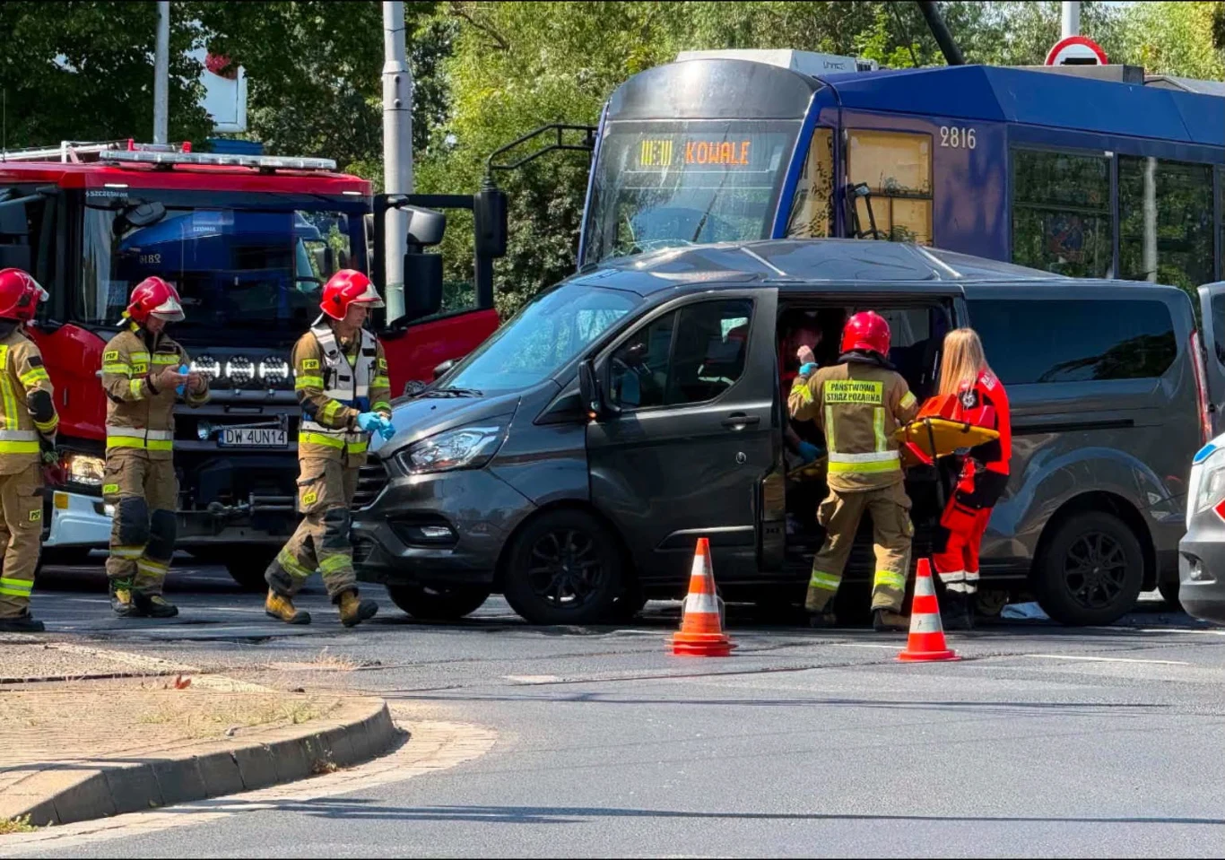 Wrocław. Zderzenie busa z tramwajem. Są ranni Strażacy i ratownicy udzielają pomocy po zderzeniu busa z tramwajem we Wrocławiu, widoczny wóz strażacki.