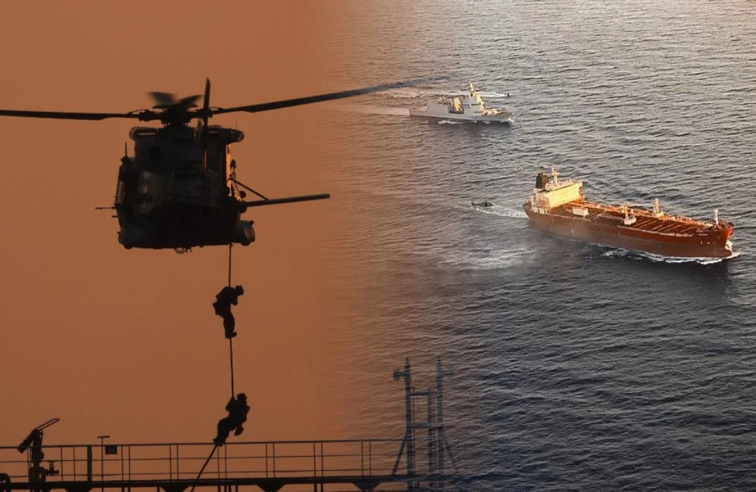Włoscy żołnierze weszli na pokład tankowca z rosyjskiej „floty cieni” Żołnierze zjeżdżają na linie z helikoptera na tankowiec rosyjskiej "floty cieni" na morzu.