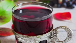 Aronia ma wiele witamin i wartości. Doskonale smakuje w formie naparu.