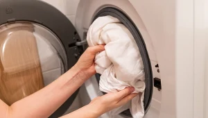 Trzy łyżki do bębna zamiast wybielacza. Szara pościel będzie jak nowa