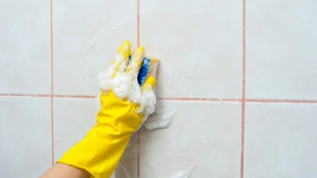 Jak wyczyścić fugi? Pomaga domowy sposób z wykorzystaniem kostki do zmywarki. 