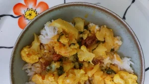 Kalafior w tej wersji dosłownie znika z talerzy. Wegańskie curry sprawdzi się, gdy masz dość mięsa
