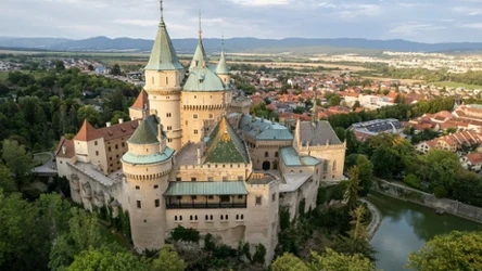 Zamek Bojnice jest turystyczną wizytówką Słowacji