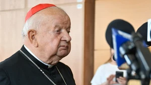 Kardynał Stanisław Dziwisz na sali Sądu Okręgowego w Krakowie