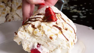 Rolada bezowa z truskawkami i kremem mascarpone smakuje jak kwintesencja lata